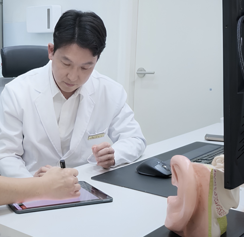 뇌졸중 위험 검사를 설명하는 이종민 신경과 전문의